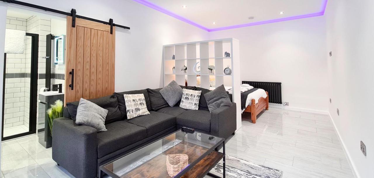 The Studio, Luxury Modern Apartment In The South Hams, Stunning Walks On The Doorstep, A 20 Minute Drive To The Beautiful Sandy Beaches, Quiet Courtyard Setting, Shops, Bars And Restaurants A Short Walk Away! 艾维布里奇 外观 照片