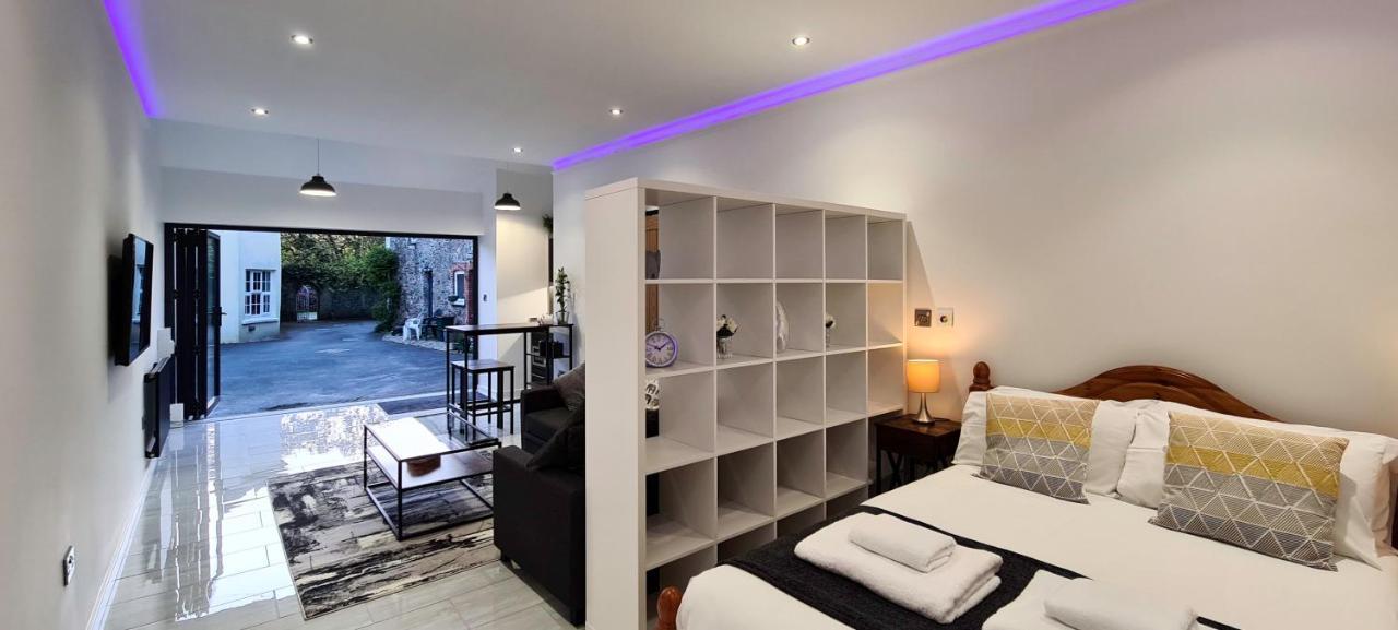 The Studio, Luxury Modern Apartment In The South Hams, Stunning Walks On The Doorstep, A 20 Minute Drive To The Beautiful Sandy Beaches, Quiet Courtyard Setting, Shops, Bars And Restaurants A Short Walk Away! 艾维布里奇 外观 照片