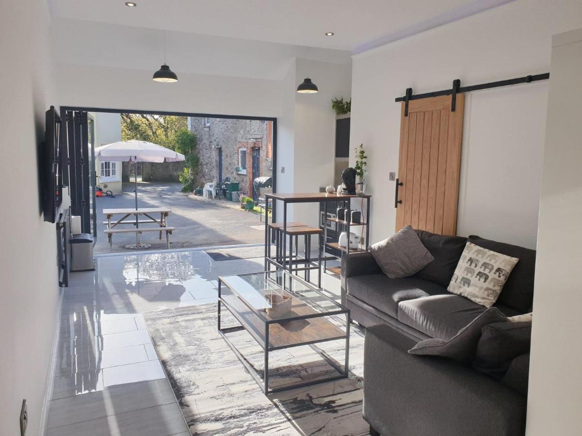 The Studio, Luxury Modern Apartment In The South Hams, Stunning Walks On The Doorstep, A 20 Minute Drive To The Beautiful Sandy Beaches, Quiet Courtyard Setting, Shops, Bars And Restaurants A Short Walk Away! 艾维布里奇 外观 照片